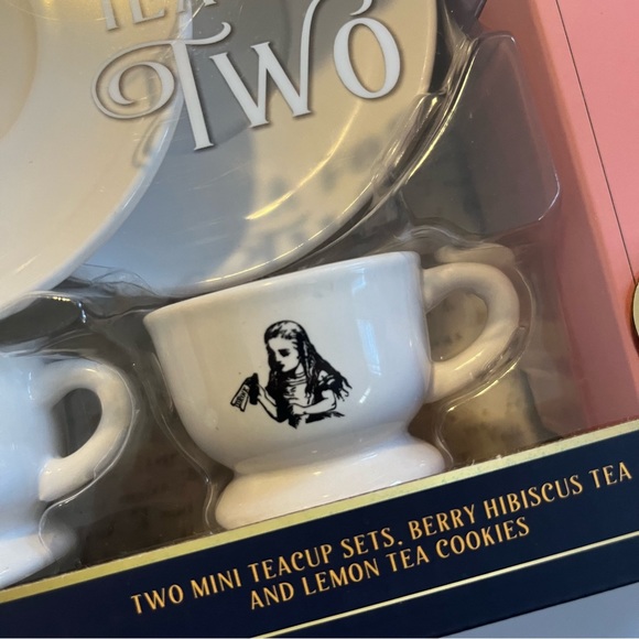 Alice in Wonderland Tea set with tea and cookies - Picture 2 of 9
